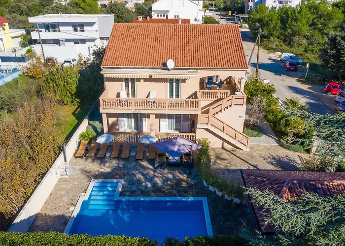 בית נופש Lolita With Pool